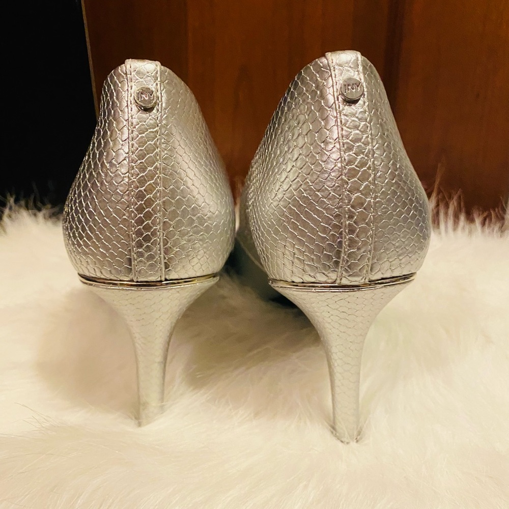 Jones New York Silver Pumps Sz. 10 - Picture 5 of 5